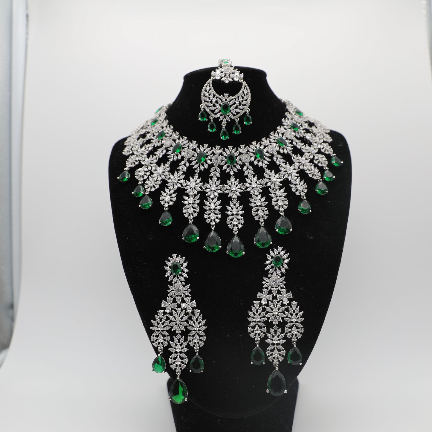 💚 Green American Diamond Jewelry Set – Necklace, Earrings & Tikka ✨