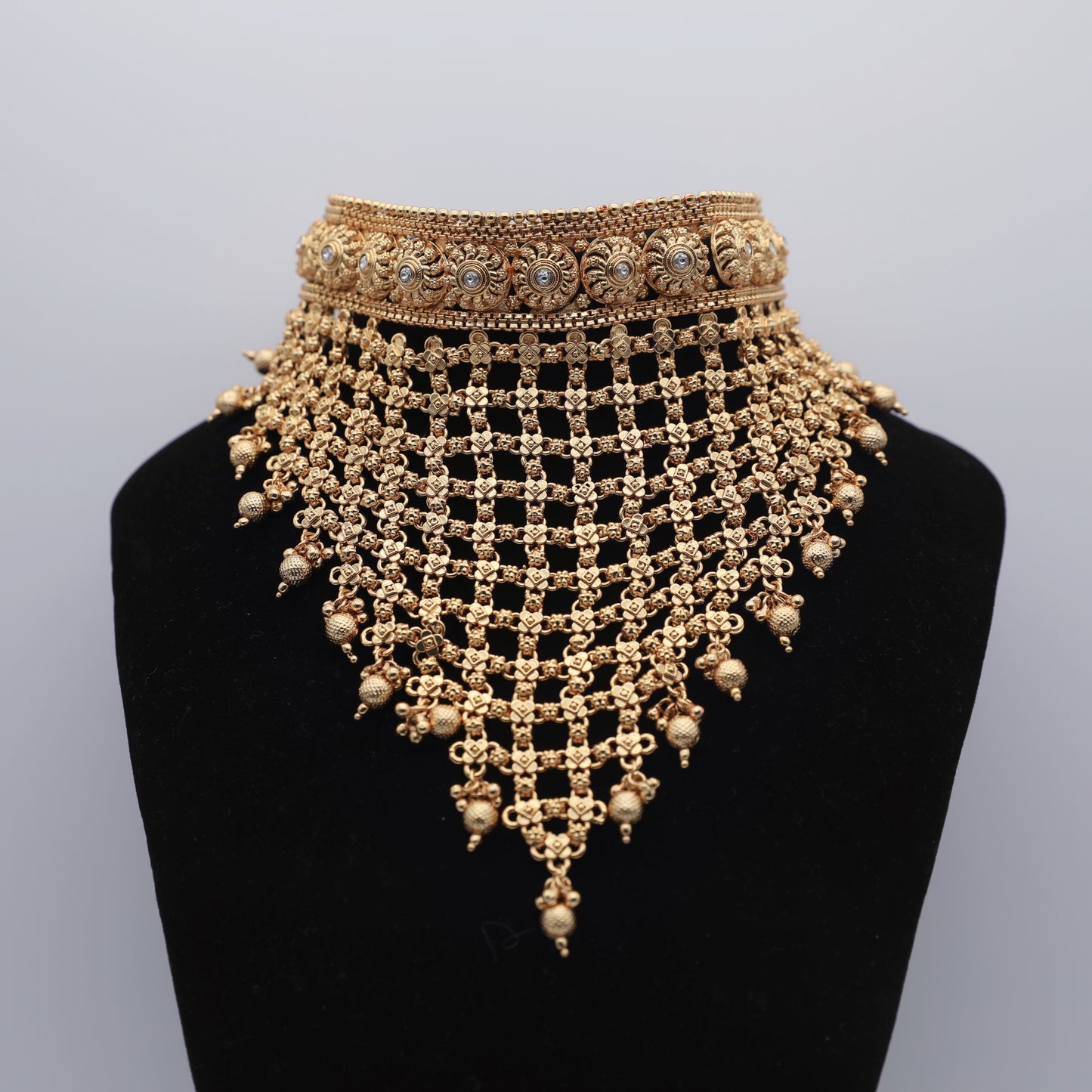 Gold-Plated Necklace Set with Tikka – Necklace, Earrings & Tikka