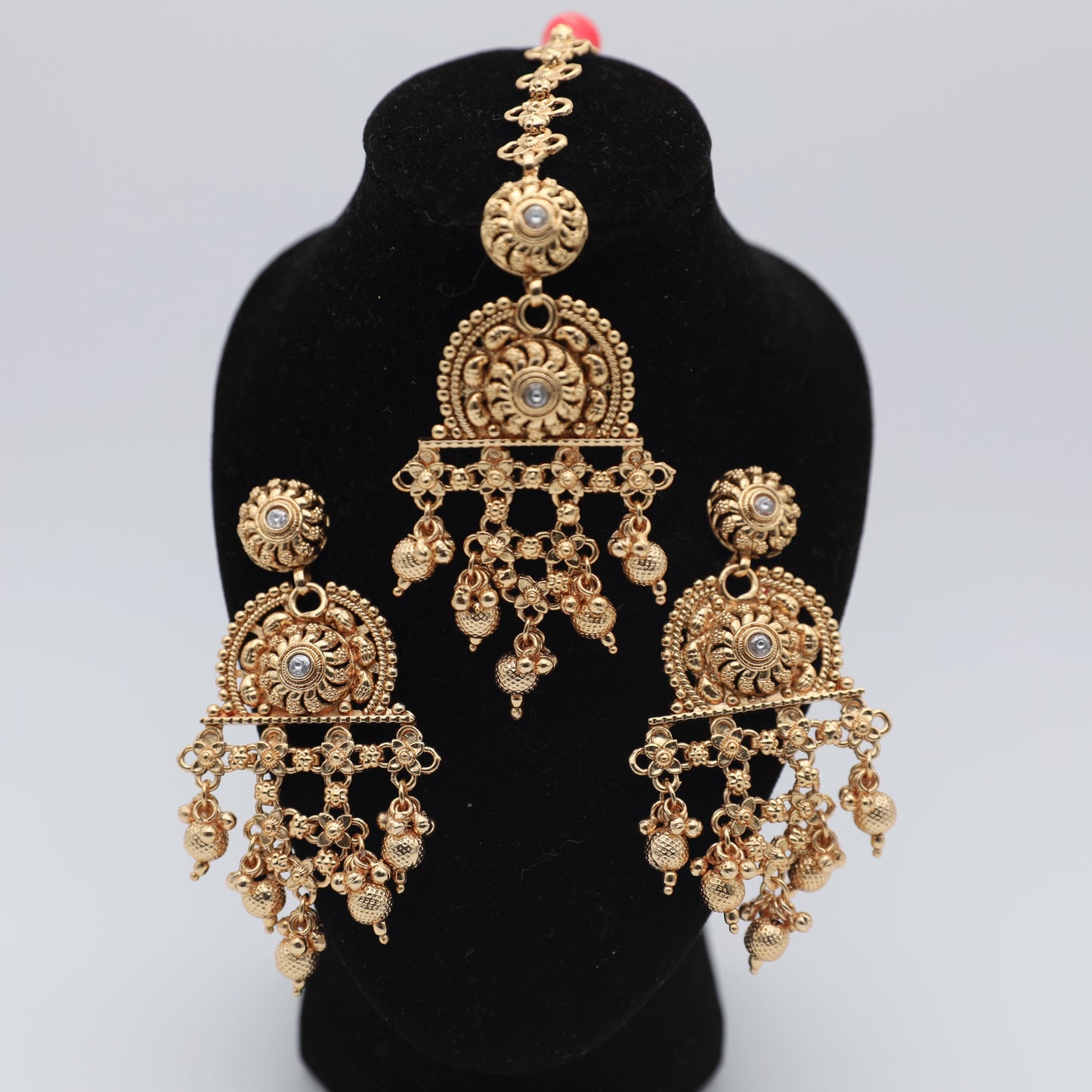 Gold-Plated Necklace Set with Tikka – Necklace, Earrings & Tikka