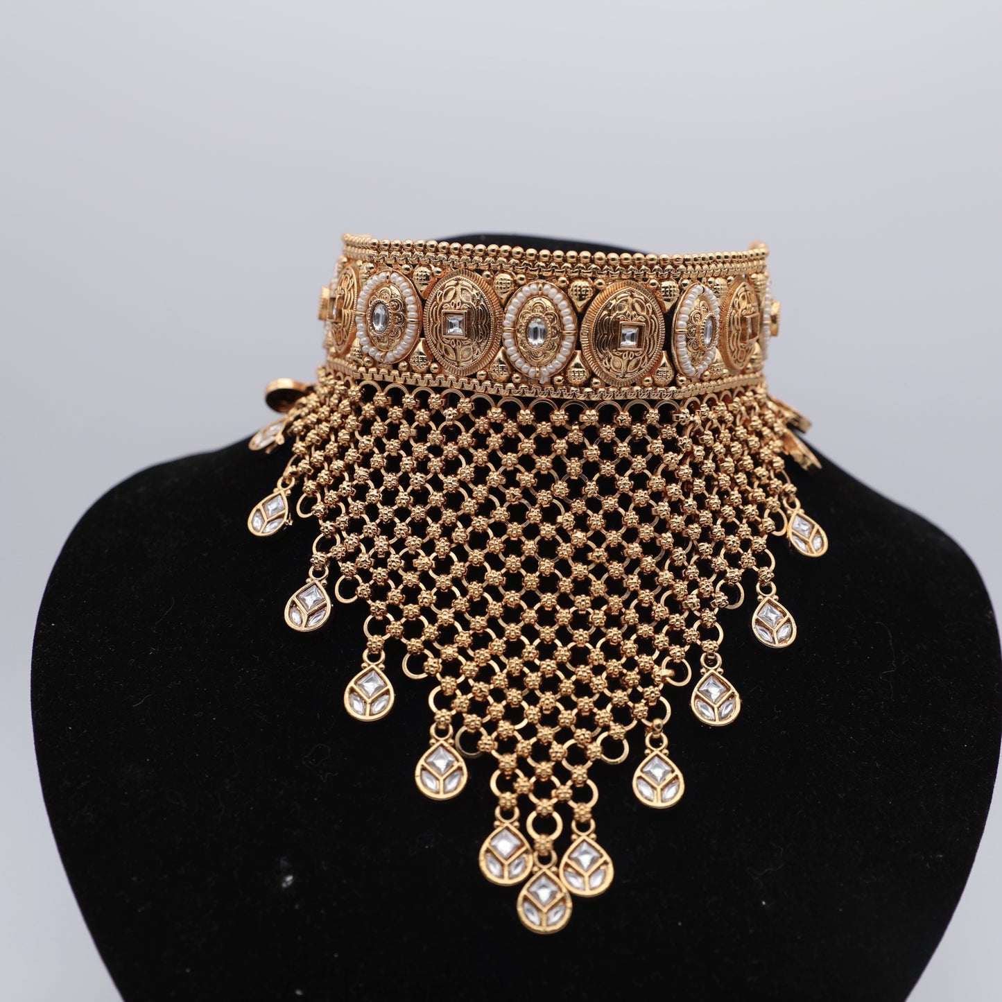 Gold-Plated White Necklace Set with Tikka – Necklace, Earrings & Tikka