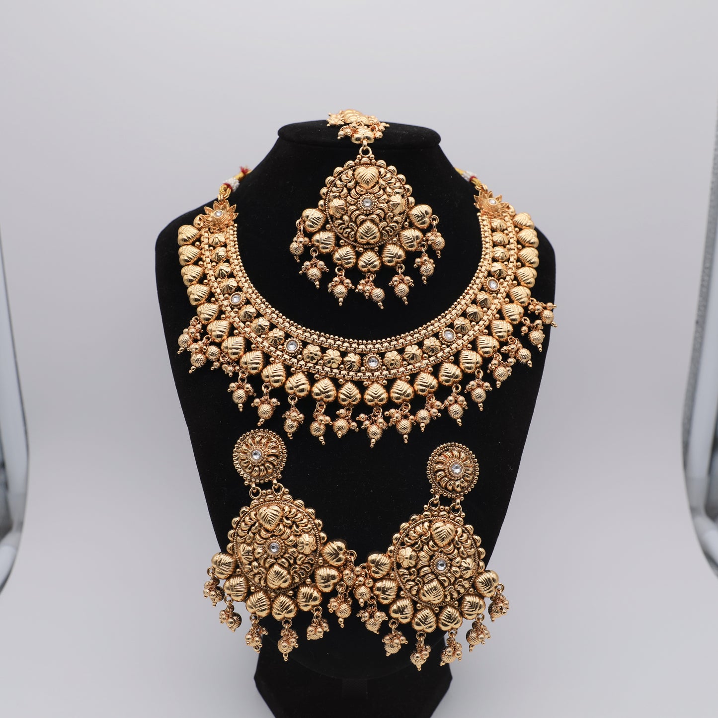 Gold-Plated Necklace Set with Tikka – Necklace, Earrings & Tikka