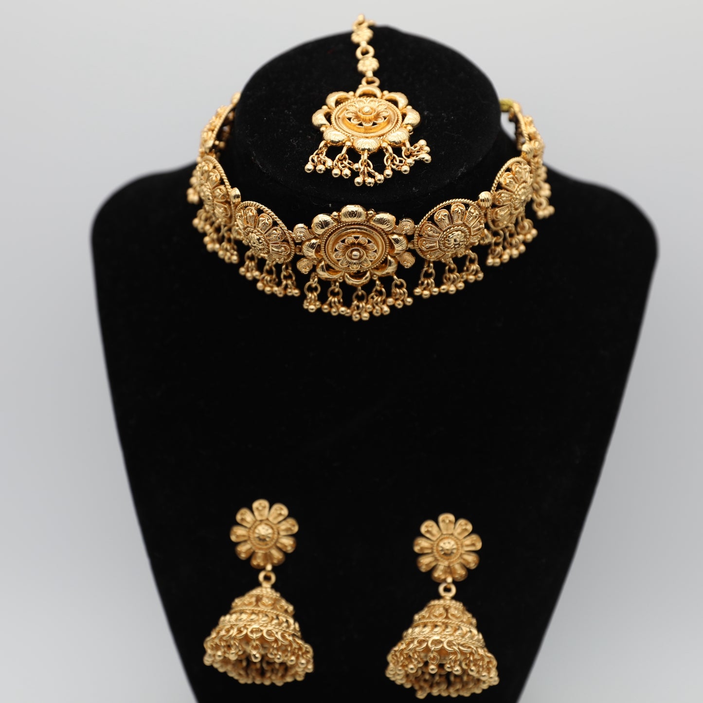 🌸 Gold-Plated Flower Design Necklace Set – Necklace, Earrings & Tikka