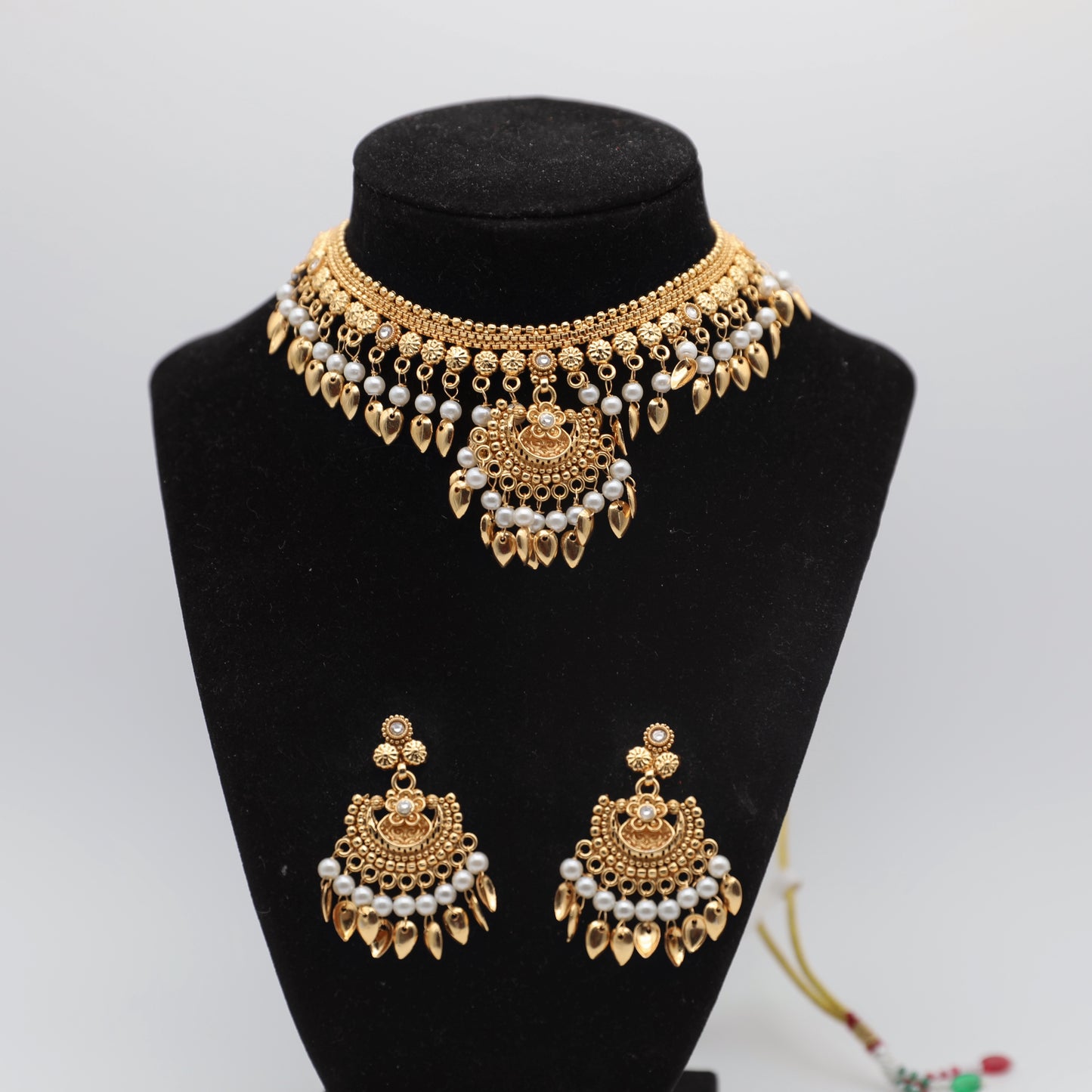 🤍 White Gold-Plated Antique Premium Set – Necklace & Earrings